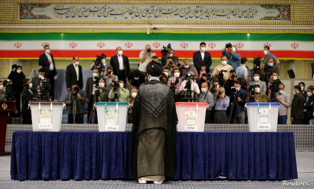 المرشد الأعلى آية الله علي خامئني أثناء الإدلاء بصوته في الانتخابات الرئاسية الإيرانية 2021