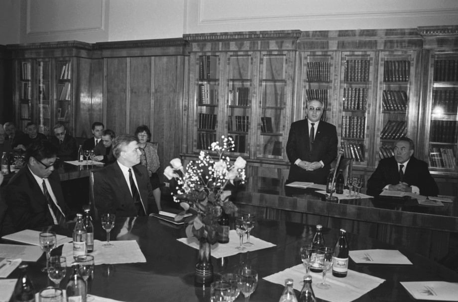 الرئيس الكازاخي نور سلطان نزاربايف يلقي محاضرة في جامعة موسكو الحكومية عام 1994، بحضور رئيس الجامعة فيكتور سادوفنيتشي