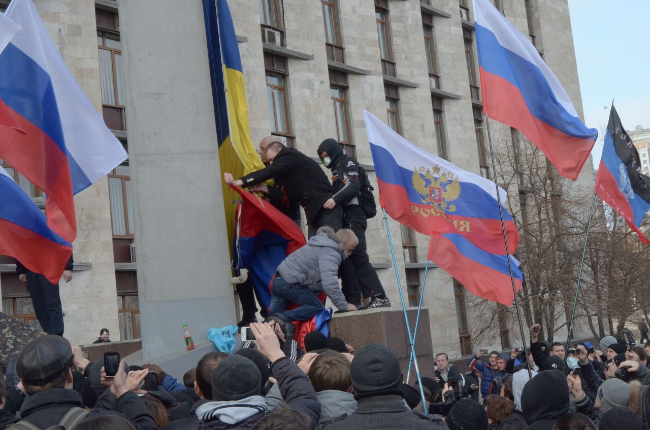 متظاهرون أوكرانيون في شرق البلاد مؤيدون لموسكو يرفعون الأعلام الروسية على المباني الحكومية الأوكرانية عام 2014