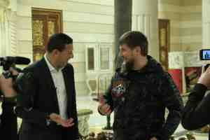 الكاتب مع الرئيس الشيشاني رمضان قديروف في لقاء سابق في العاصمة غروزني