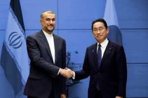 اليابان تطلب من إيران أداء دور لنزع فتيل الحرب بين إسرائيل وحماس