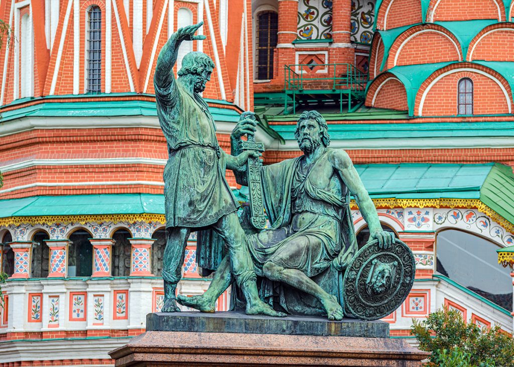 النصب التذكاري لمينين وبوچارسكي، الساحة الحمراء في موسكو، أمام كاتدرائية القديس باسيل