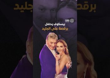 حمل الورود الحمراء