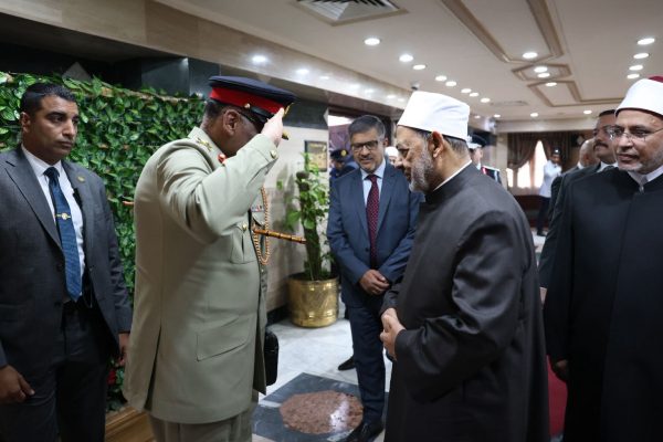 التحية العسكرية للإمام الأكبر