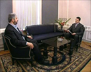 صورة أرشيفية للقاء الاعلامي عمرو عبد الحميد مع خالد مشعل في موسكو عام 2006