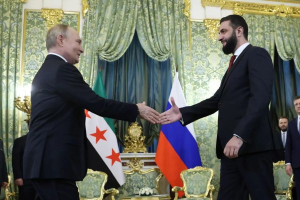 مساعٍ جدية لبدء عصر جديد في العلاقات بين دمشق وموسكو بعد زيارة الشرع لروسيا.. فهل تنجح هذه المساعي؟