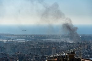 إسرائيل تستمر في قصف لبنان وسط صمت أمريكي واستنفار لحزب الله