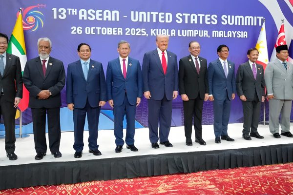 ترمب في قمة آسيان .. دلالات الصراع الأمريكي- الصيني