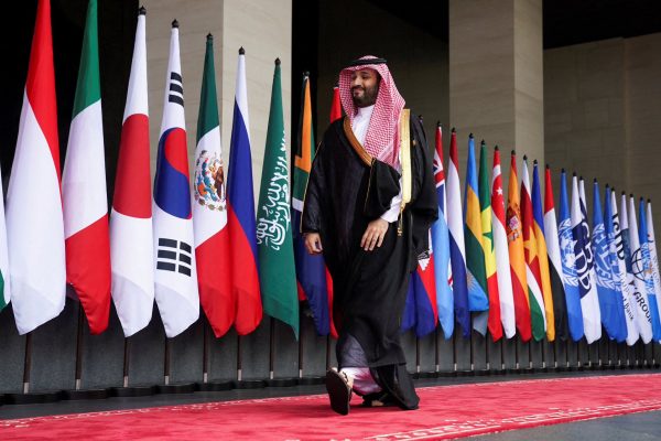 تأمين المستقبل.. كيف توازن دول الخليج بين أخطار الشرق واستقرار الغرب