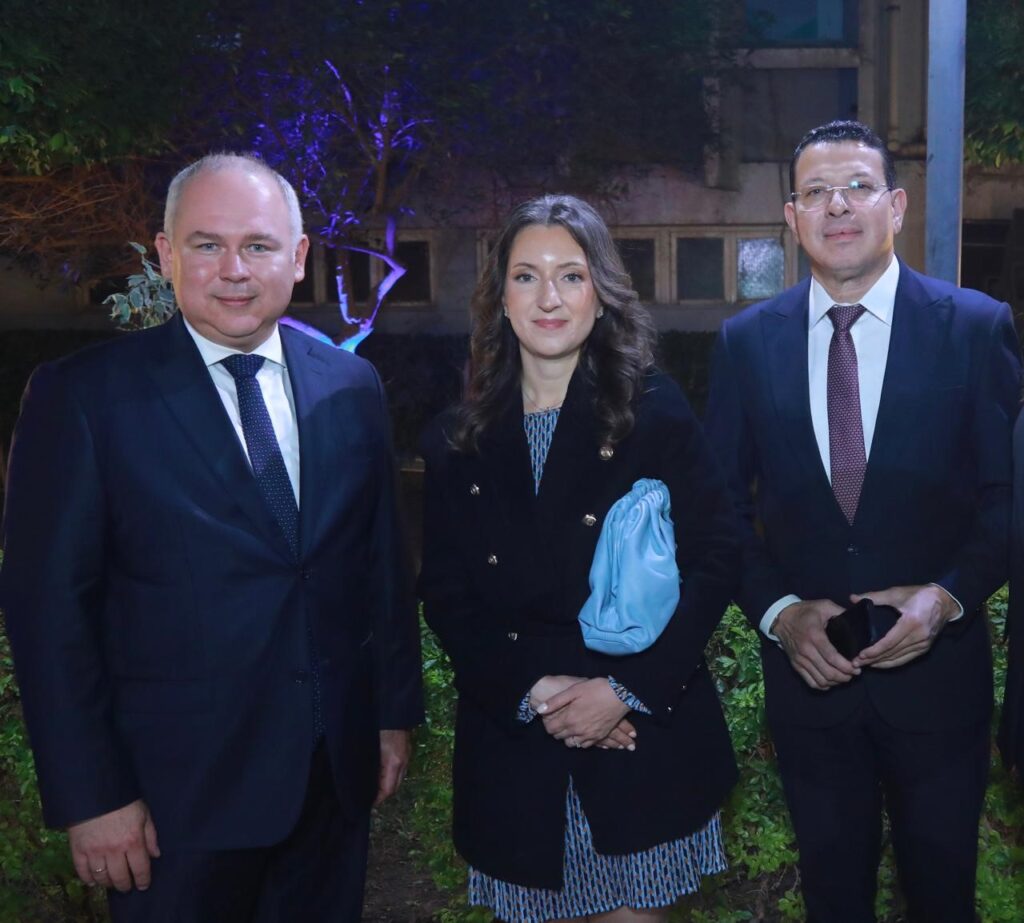 مايا مناع، مديرة قناة روسيا اليوم العربية، والدكتور فاديم زايتشكوف، مدير المراكز الثقافية الروسية في مصر، إلى جانب عمرو عبد الحميد، مدير مركز الدراسات العربية الأوراسية، أثناء الاحتفالية.