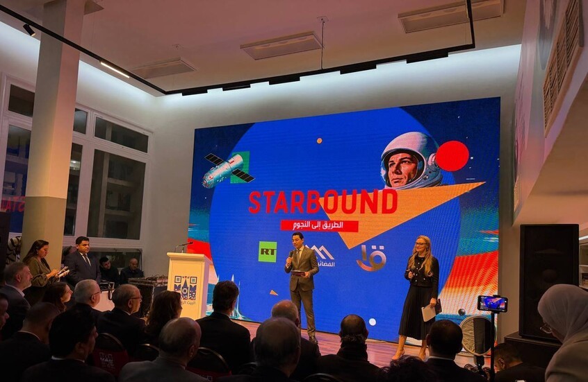 الإعلامية الروسية آنا كنيشينكو، من قناة روسيا اليوم، وأحمد نجيب، من التلفزيون المصري