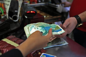 المقايضة الاقتصادية.. هل تنجح الحوافز الإيرانية في تغيير قواعد التفاوض مع واشنطن؟