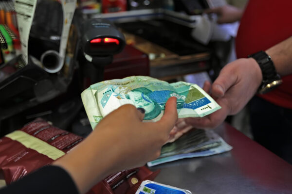 المقايضة الاقتصادية.. هل تنجح الحوافز الإيرانية في تغيير قواعد التفاوض مع واشنطن؟