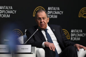 لافروف يفتح باب التفاوض بيمينه.. ويلوح بنقل الحرب خارج أوكرانيا بشماله