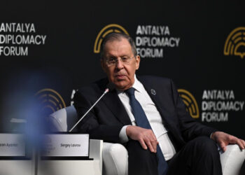 لافروف يفتح باب التفاوض بيمينه.. ويلوح بنقل الحرب خارج أوكرانيا بشماله