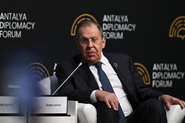 لافروف يفتح باب التفاوض بيمينه.. ويلوح بنقل الحرب خارج أوكرانيا بشماله