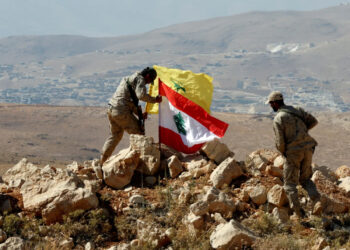 لبنان منقسم بين محاربة إسرائيل وبين رفع الراية البيضاء