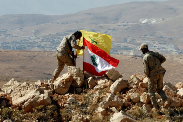 لبنان منقسم بين محاربة إسرائيل وبين رفع الراية البيضاء